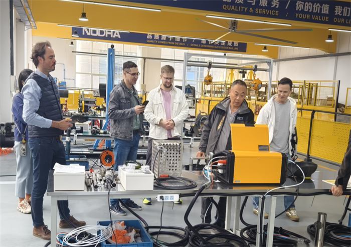 Two groups of Customers Arrive Simultaneously – Clients from Mexico an