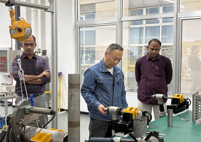 Customers from India conducted on-site inspections of pipe welding equipment.