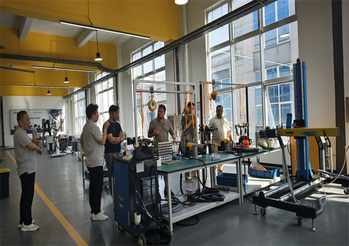 Customer Representatives from Southeast Asia Visit